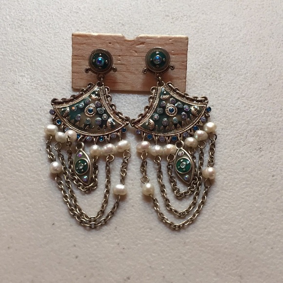 Crystal/ Pearl Dangling Earrings - Picture 2 of 2